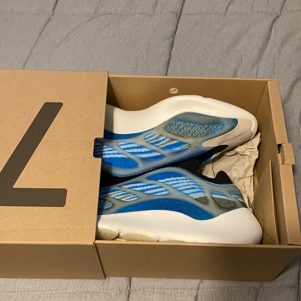 Yeezy 700 azareth size 11